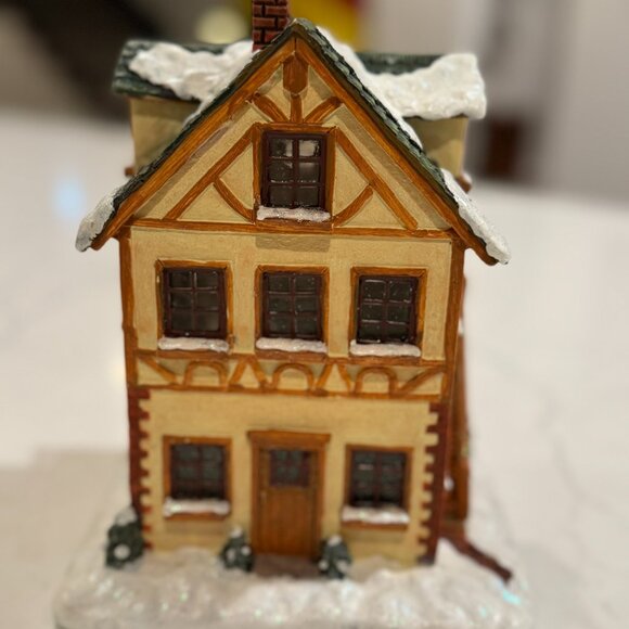 Christmas Village - "Home For The Holidays" Piece - Picture 2 of 9
